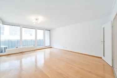 Moderne 2,5-Zimmer-Wohnung mit Balkon, Klimaanlage &amp; hervorragender Anbindung