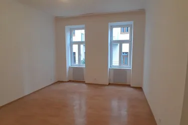 1150 Wien, POUTHONGASSE: NEU renovierte 2-Zimmer-Altbauwohnung, ca. 70 m2 MIT EIGENENEM herzigen HOFGARTEN, unbefristet zu vermieten