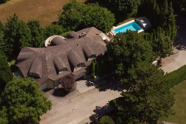 Einmalige Villa in Bestlage am Mitterberg, 337 m², Pool, Sauna, sichtgeschützter Garten. Ihr Rückzugsort für Generationen.