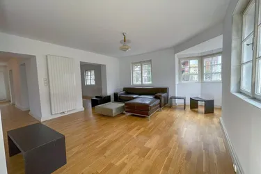 Sanierungsbedürftiges Landhaus in Stams: Teilsaniert mit 4 Balkonen, 3 Bädern und 2 Garagen!
