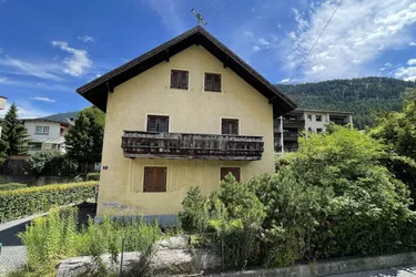 Sanierungsbedürftiges Wohnhaus mit großem Garten, Garage und Holzrecht – in guter Lage von Landeck