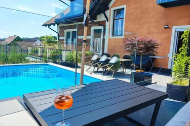 Luxusapartment mit Pool und Sauna in Villa. Voll ausgestattet!