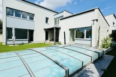 Leben im Grünen direkt am Golfplatz und in unmittelbarer Nähe zur Stadt.