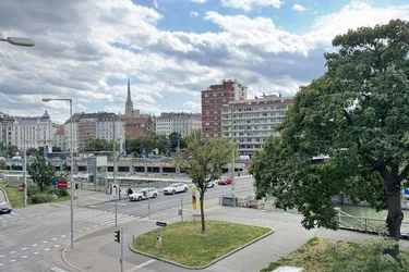 Eleganz am Schwedenplatz – Maßgeschneiderter Wohntraum mit Blick auf die Stadt
