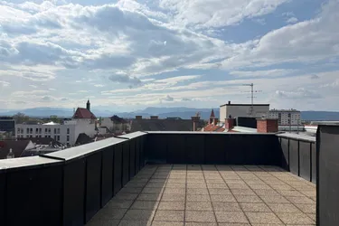 MIETE mit KAUFOPTION - Dachgeschosswohnung mit großzügiger Dachterrasse und Fernblick in einem der schönsten Altstadthäuser von Wiener Neustadt