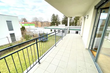 Schöne, helle, Wohnung mit großem Balkon &amp; super Anbindung!