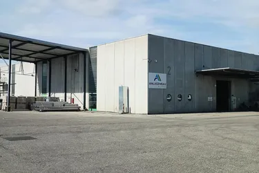 Moderne Lagerhalle mit 2701 m² und 8 m Raumhöhe ab sofort verfügbar