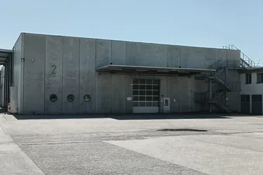 Moderne Lagerhalle mit 2701 m² und 8 m Raumhöhe ab sofort verfügbar