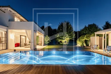 Architektenvilla der Extraklasse mit Edelstahl-Pool, Spa &amp; Heimkino
