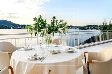 Thronen über dem Traunsee: Lichtdurchflutete Villa in Gmundens Bestlage mit Panoramablick über den Traunsee