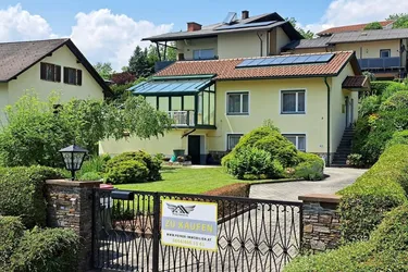 Gartenparadies: Toller Bungalow mit Wintergarten in Top-Lage