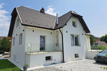 Kernsaniertes Wohnhaus mit Einreichplan für 2 weitere Einfamilienhäuser in toller Lage