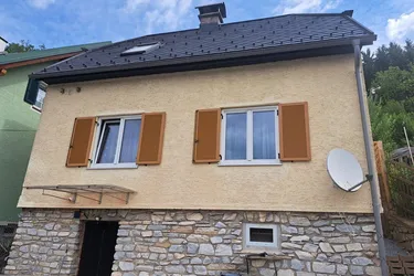 Solides, teilsaniertes Wohnhaus in ruhiger Wohnlage
