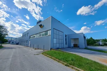 Top-Industrie- oder Gewerbehalle mit dazugehörigem Bürotrakt für diverse Nutzungen