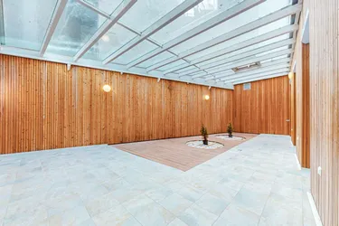EINZIGARTIGES ATELIER MIT ÜBERDACHTEM INNENHOF IN ALSERGRUNDER TOP-LAGE