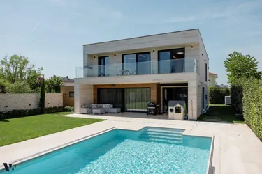 DER PURE LUXUS | DESIGNERVILLA MIT GARTEN &amp; BEHEIZTEM POOL | VIDEO-PRÄSENTATION
