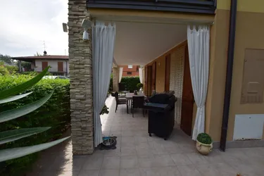 Schönes Wohnen in Soiano: Moderne 2-Zimmer-Wohnung mit Garten, Terrasse, Pool und Garage für 350.000€