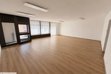 Helles Geschäftslokal mit 94 m² | Großzügige Verkaufsfläche | Top Sichtbarkeit an der Ortsstraße in Biedermannsdorf