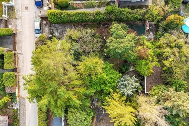 Ideal geschnittener Baugrund für Ihr Einfamilienhaus – Altbaumbestand – ruhig, grün, sofort verfügbar