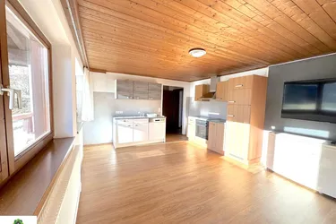 Großzügige, helle Wohnung mit eigenem Dachboden