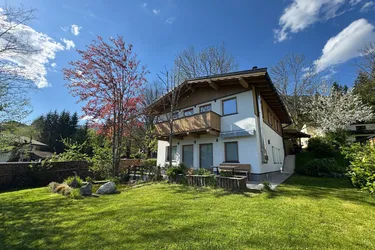 Neubau mit guter Raumaufteilung, Bergblick und eigenem Fischteich im Garten