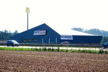 Moderner Holzmassivbau mit 305m² Gewerbefläche direkt an der A2