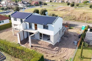 Neubau trifft Natur: Leichtigkeit auf zwei Ebenen – Ihr stilvolles Zuhause zwischen Pinien, Yachthafen &amp; Golfplatz