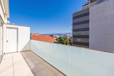 ERSTBEZUG: Wohnen in der obersten Etage: Maisonette mit Balkon &amp; Loggia
