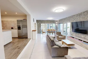 Modernisiertes Einfamilienhaus mit Pool, Photovoltaik und viel Potenzial in familienfreundlicher Siedlung - ca. 5 Minuten vom Bahnhof entfernt