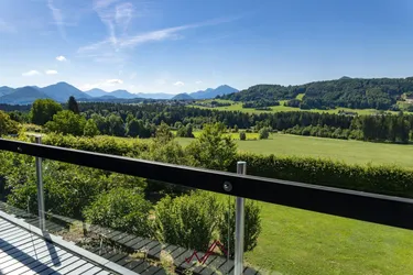 Licht - Weite - Eleganz - Architektenhaus in herrlicher Panoramalage nahe Salzburg