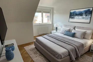 Befristet vermietet: Dachgeschosswohnung mit 2 Zimmern und 13 m²  Terrasse