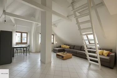 Luftige Dachgeschosswohnung auf einer Ebene mit Loggia