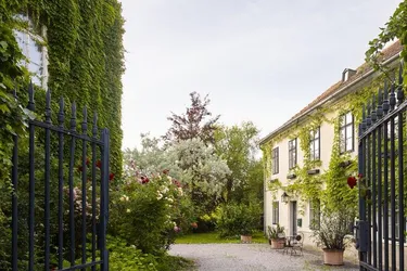 Wohnen im Schlossgarten | Historisches Biedermeier-Stöckl mit großzügigem Privatgarten &amp; exklusivem Badeteich