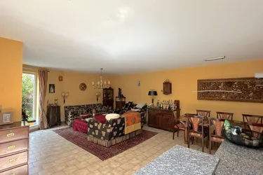 Großzügiges Einfamilienhaus am Stadtrand mit Garten, Terrasse und Doppelgarage