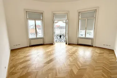 Helles Altbau-Büro direkt am Naschmarkt mit Klopfbalkon