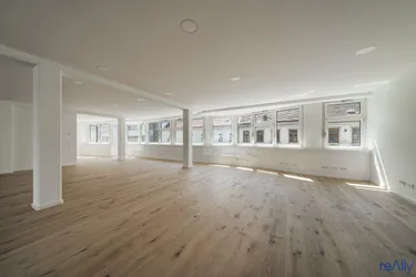 Modernes und lichtdurchflutetes Open-Space-Büro auf etwa 240 m²