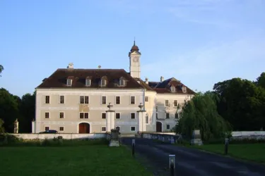 Herrschaftliches Wohnen im Schloss 3 Zimmer Wohnung 155 m² Warmmiete