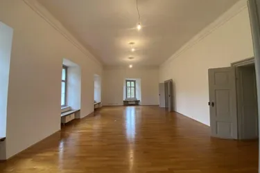 Herrschaftliches Wohnen im Schloss 3 Zimmer Wohnung 155 m² Warmmiete