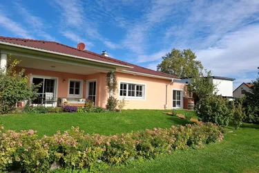 Barrierefreier Bungalow mit Garage, Werkraum, Schwimmteich und Garten