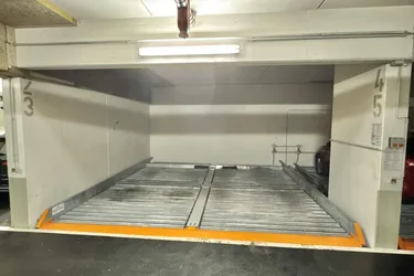 GARAGENPLATZ (STAPELPARKER) DIREKT BEI U3 HÜTTELDORFER STRASSE