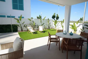 Ebenerdige Wohnung in unmittelbarer Strandnähe mit privatem Pool