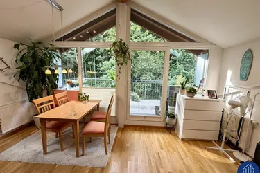 Charmante 2-Zimmer-DG-Wohnung mit Balkon &amp; Garage zu vermieten