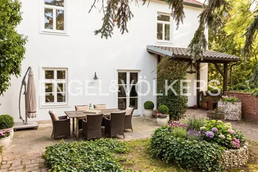Repräsentatives Jahrhundertwende-Ensemble mit exquisiter Villa und wertvollem Baugrundstück im historischen Zentrum von Klosterneuburg