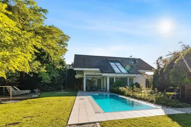 Architektonisch außergewöhnliches High-End-Holzhaus von HUF HAUS mit Swimmingpool am Nationalpark Donau-Auen in einem malerischen Teil der Gemeinde Maria Ellend