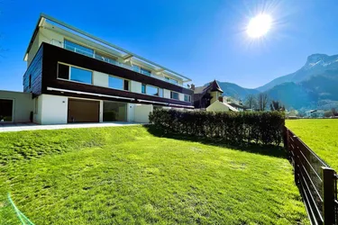 Luxus-Triplex-Townhouse am Mondsee mit Seegrund: Neubau Erstbezug mit 6,5 Zimmern, Lift, Garten und Terrassen