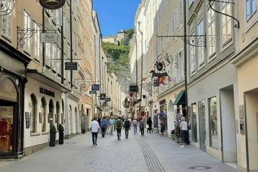 Hochattraktives Zinshaus beim Festspielbezirk in Salzburg: 1384 m² Wohn- und Geschäftshaus als erstklassige Kapitalanlage!