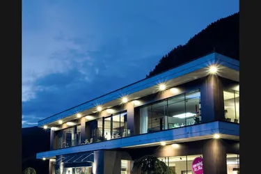 Rollstuhlgerechtes Industriegebäude mit Aufzug und Klimaanlage