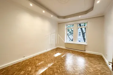 Altbauflair trifft modernes Wohngefühl – Stilvolle 3-Zimmer-Wohnung mit Stuckdecken &amp; Lichtdesign