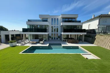 Luxusvilla nahe Wien – 406 m² Wohnfläche | Share Deal möglich | Pool | Wellness | Aufzug | Weinbergblick