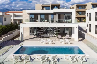 2 exklusive Luxusvillen mit Pool und Meerblick